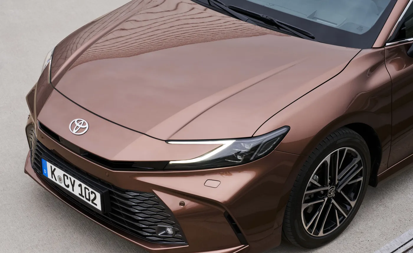 Nowa Toyota Camry ma 230 KM i spala 4,8 l na 100 km. Cena hitem