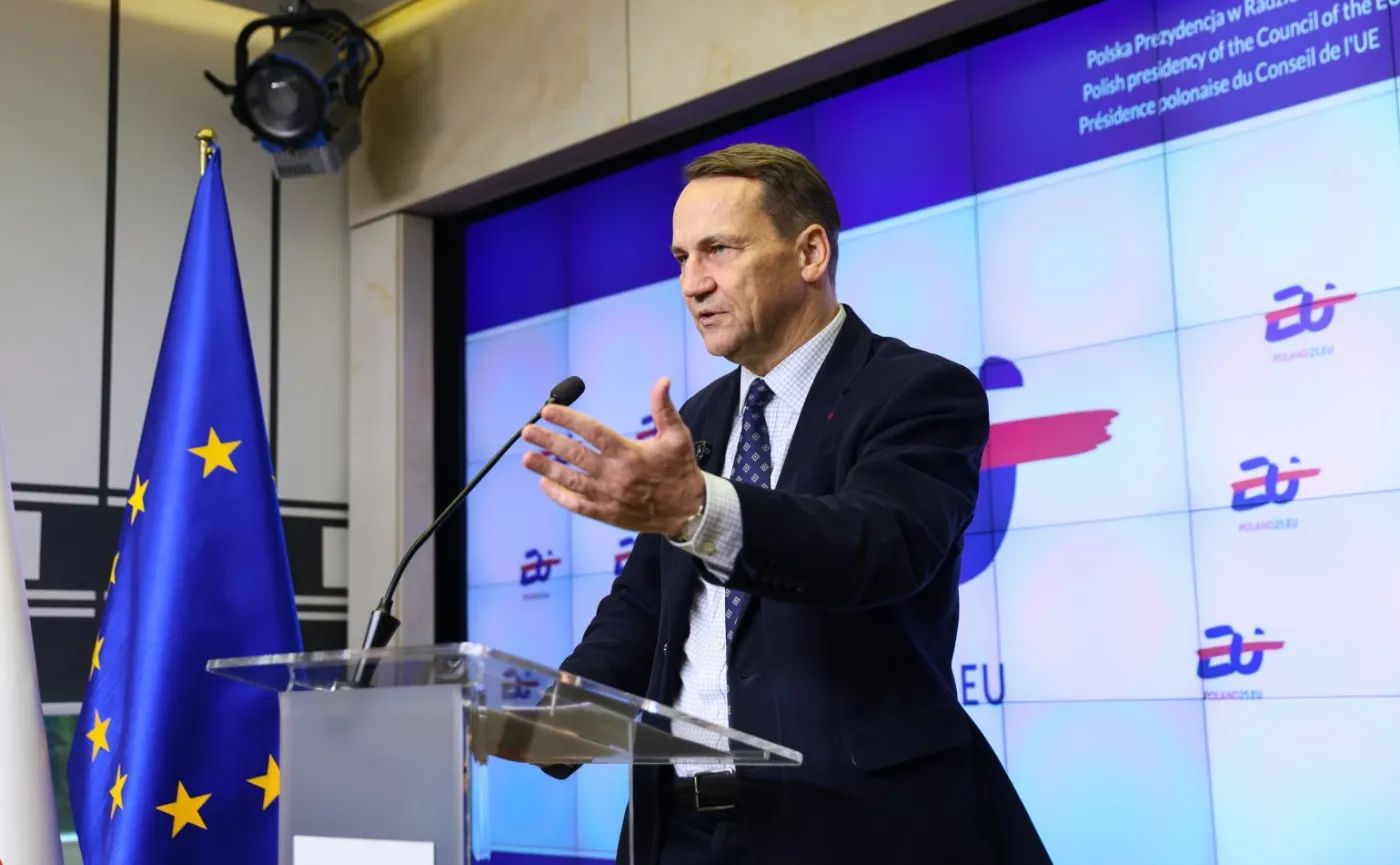 "Męczennik od defraudacji". Sikorski o paszporcie dyplomatycznym Romanowskiego