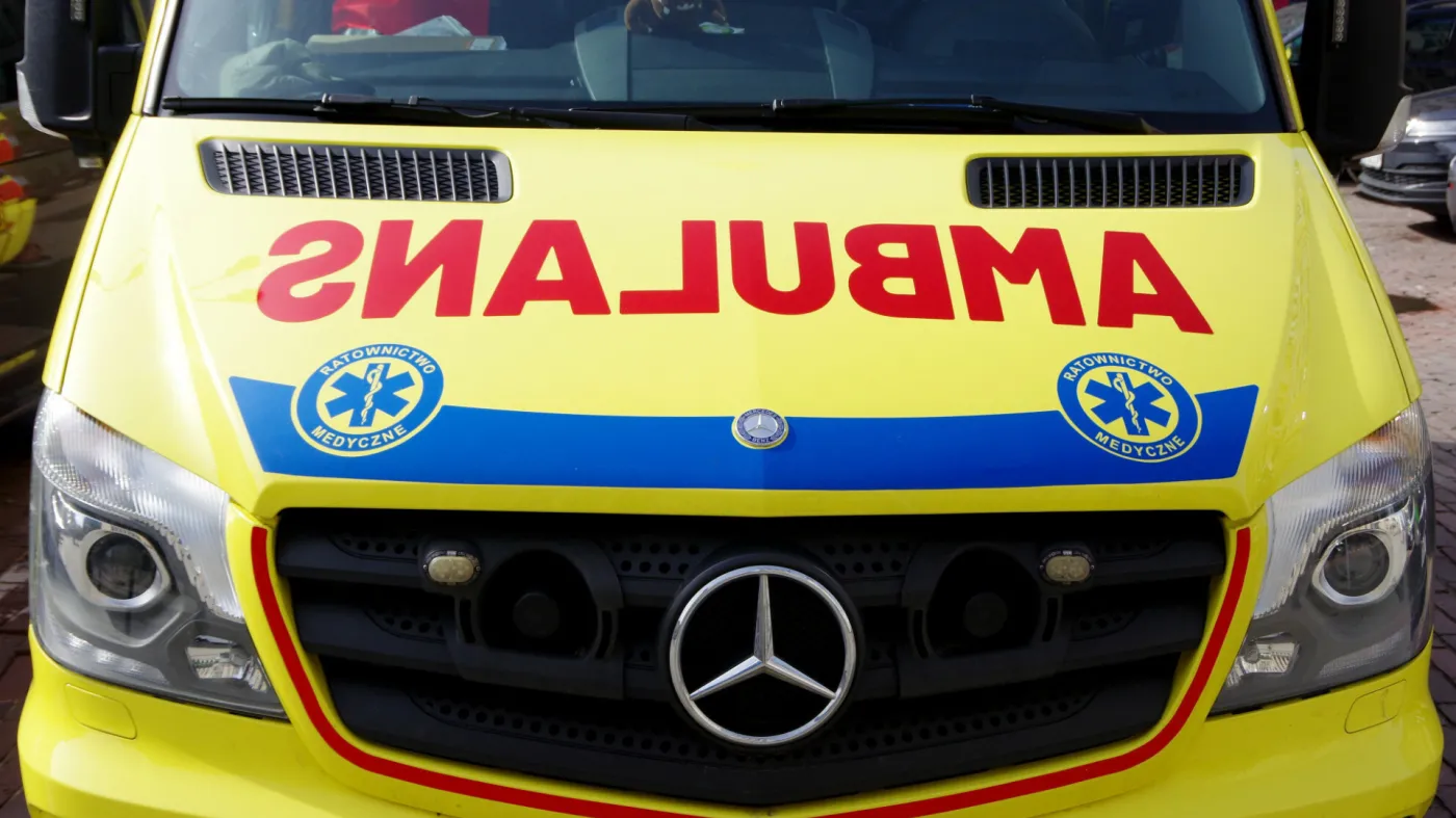 Dlaczego niektóre karetki są żółte? Ratownik medyczny wyjaśnia