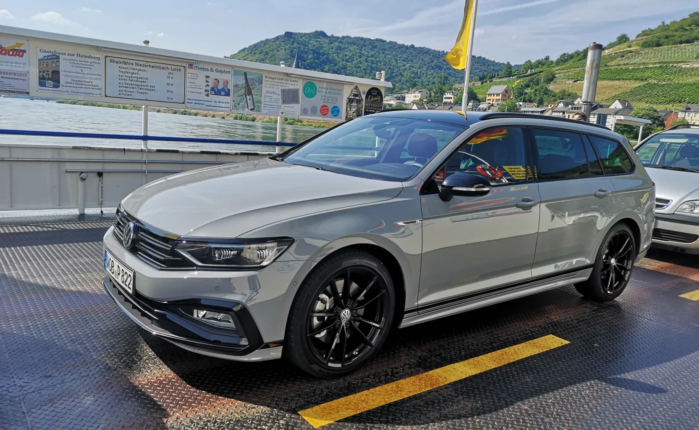 12473014-volkswagen-passat.jpg