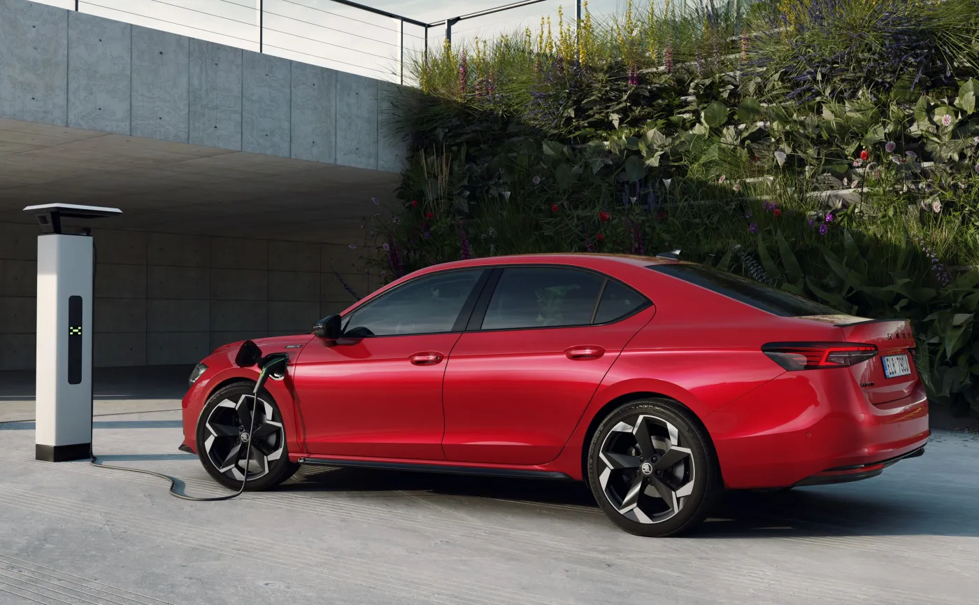 Nowa Skoda Superb liftback z napędem hybrydowym plug-in