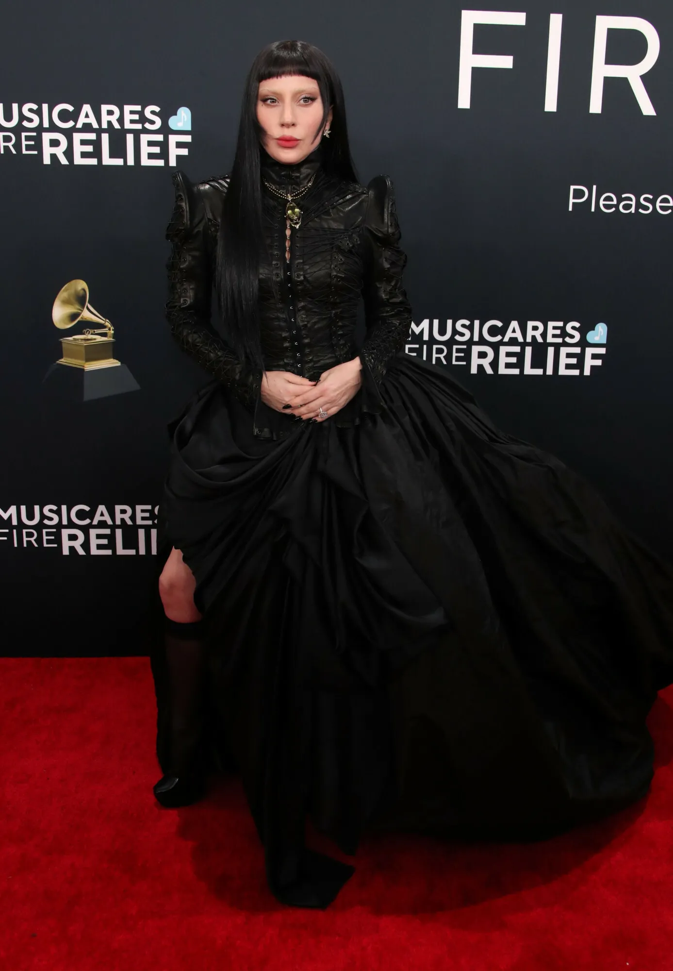 lady-gaga-w-czarnej-sukni-z-obszerna-szeroka-spodnica-38399468.jpg