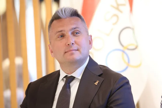 Piesiewicz ujawnił swoje zarobki, ale pieniędzy nie odda i do dymisji się nie poda