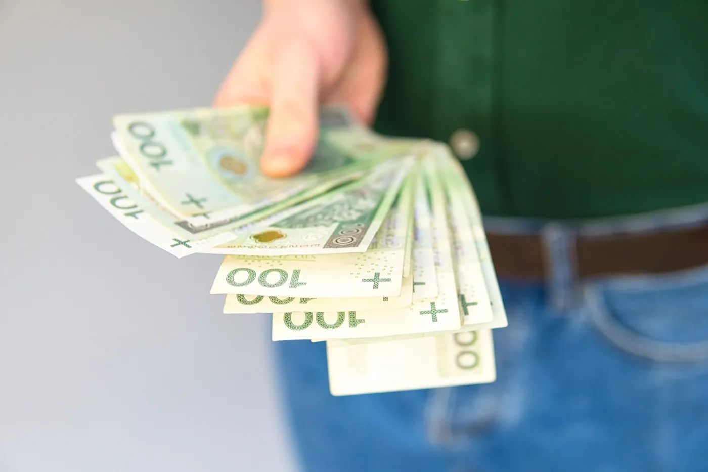 1000 zł co miesiąc już od 1 listopada. Wiek i dochód nie mają znaczenia. Kto może skorzystać?