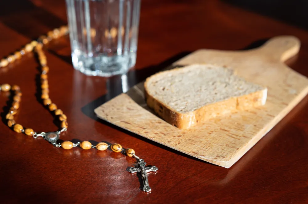 Środa Popielcowa 2025. Obowiązuje ścisły post. Co można, a czego nie można jeść?