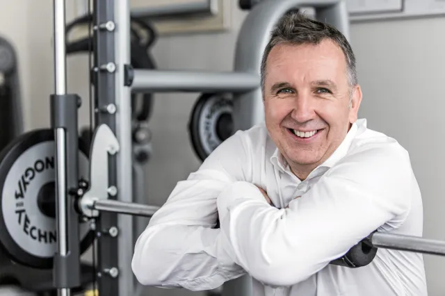 Kopali rowy, czyścili szamba, robili ketchup... Czym jeszcze w młodości zajmowali się najbogatsi Polacy?