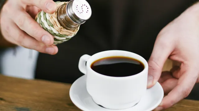 Dodaj sól do kawy zamiast cukru. Efekt cię zaskoczy. Już zawsze będziesz tak robić