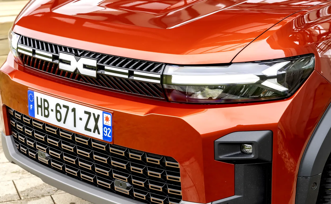 Nowa Dacia wjeżdża do Polski i tak wygląda. Pod maską sensacja