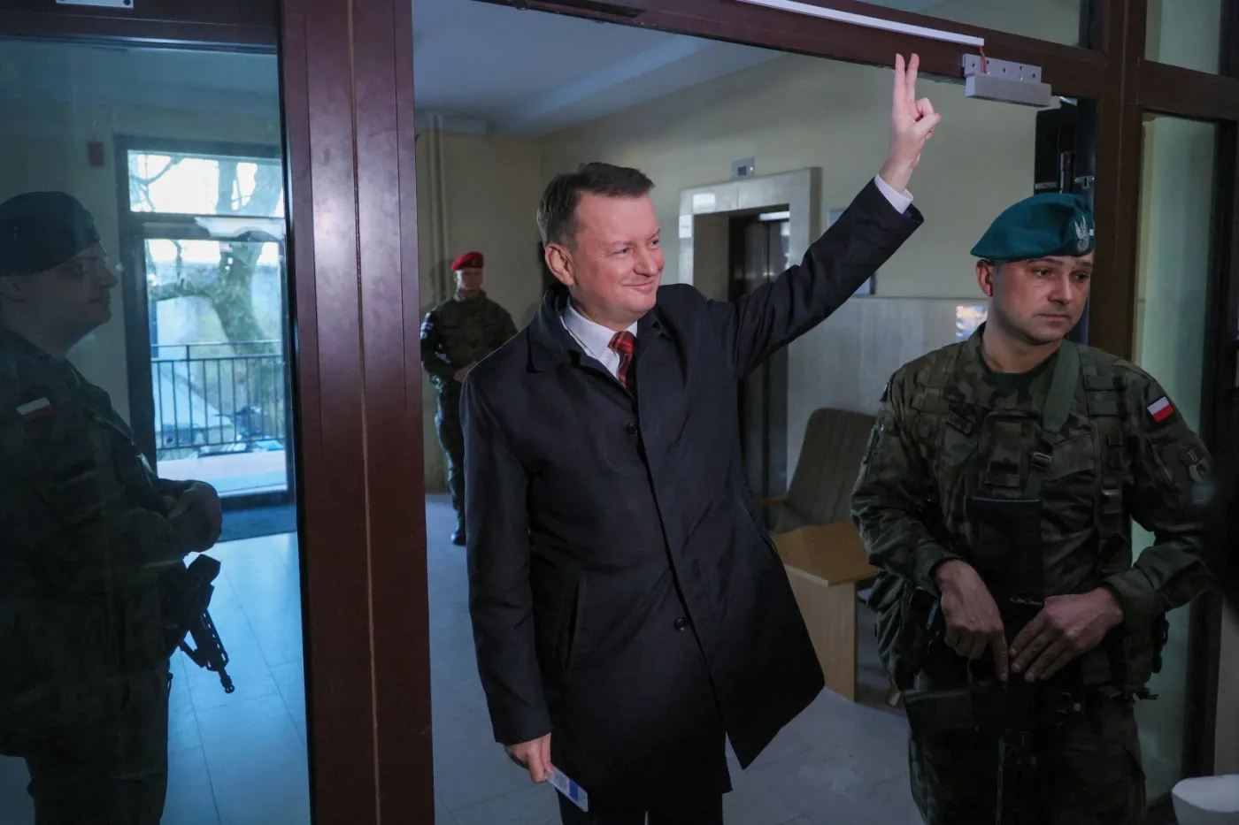 Błaszczak pod ostrzałem KO. Przestanie pełnić swoje funkcje publiczne?