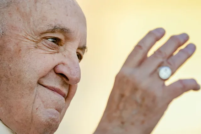 Nie żyje papież Franciszek. W Warszawie wystawiono księgę kondolencyjną po śmierci papieża