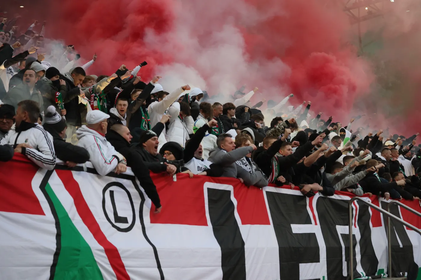 Kibice Legii Warszawa w trakcie meczu z Chelsea Londyn