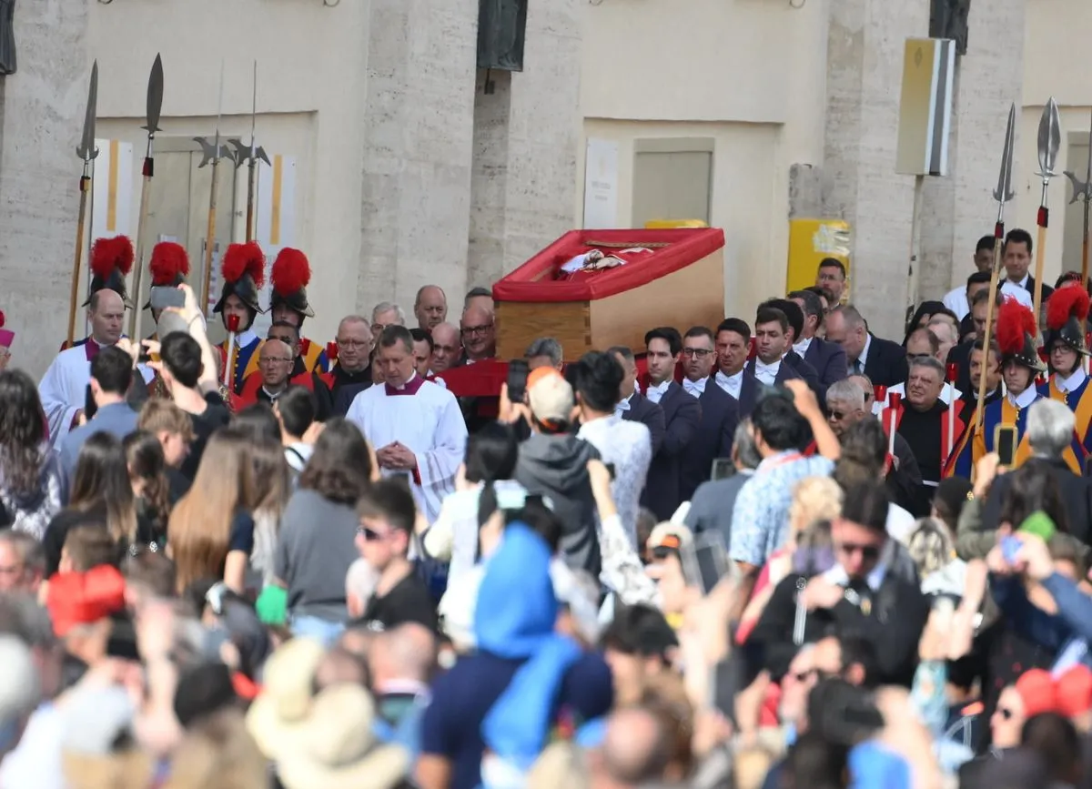 Pogrzeb papieża Franciszka. W trumnie znalazł się tajemniczy dokument