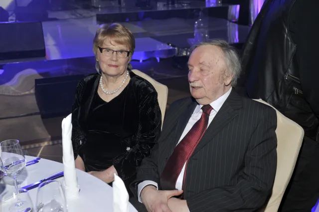 Był jednym z ulubionych aktorów Stanisława Barei. Ślub z żoną wziął w sekrecie