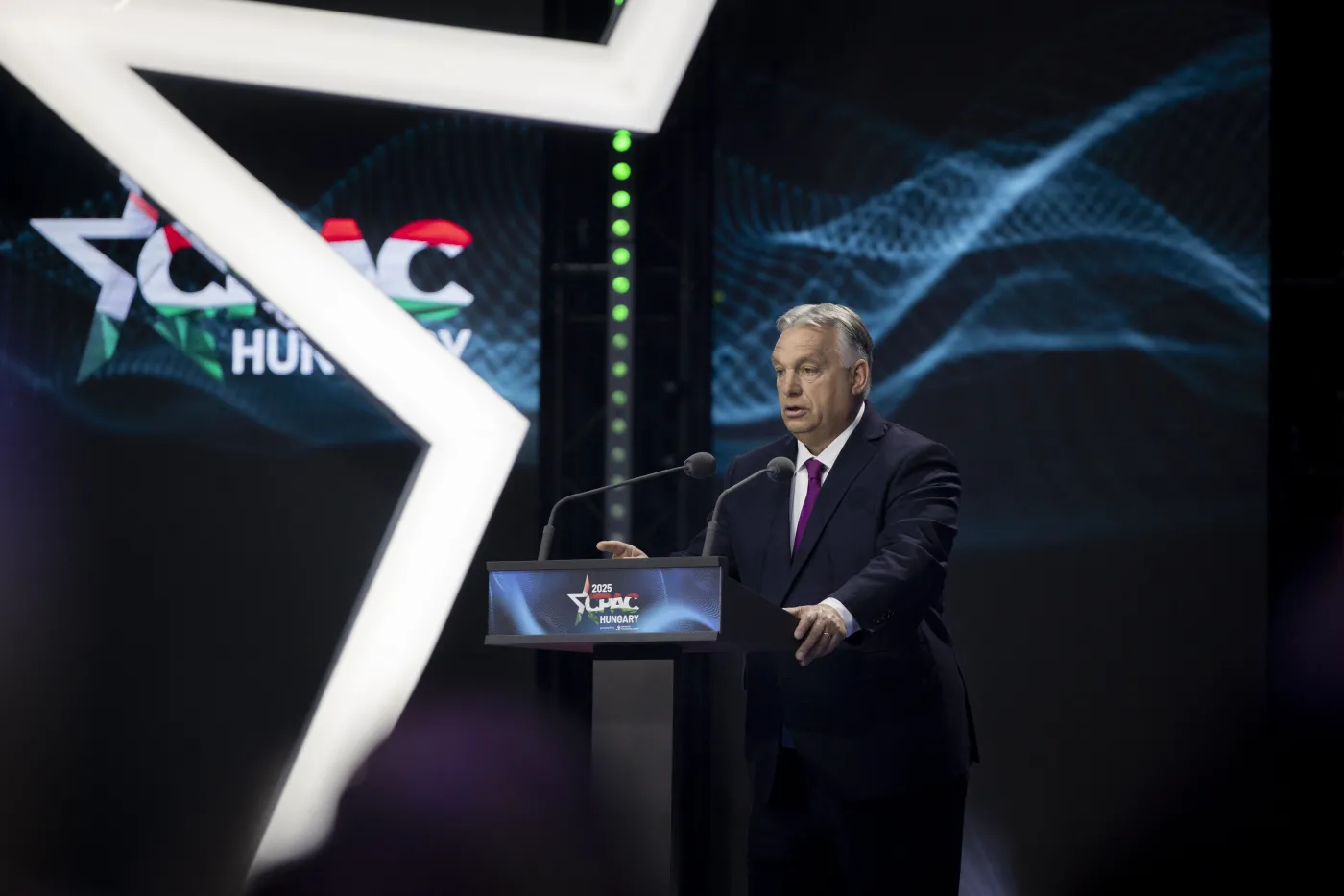 Nawrocki w grze Orbana. Sikorski pyta o Putina