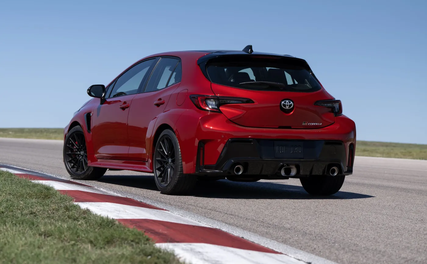 Nowa Toyota ma silnik 1.6 i znika w ciemno. Japończycy nie nadążają z produkcją