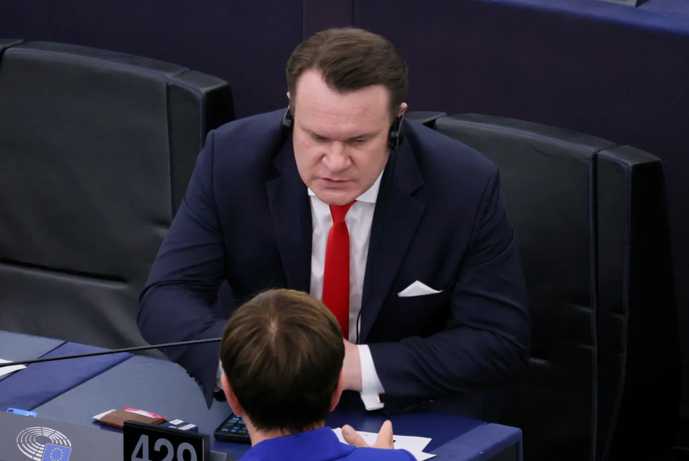 Zarabia kokosy i ma olbrzymie długi. Tak żyje europoseł Dominik Tarczyński