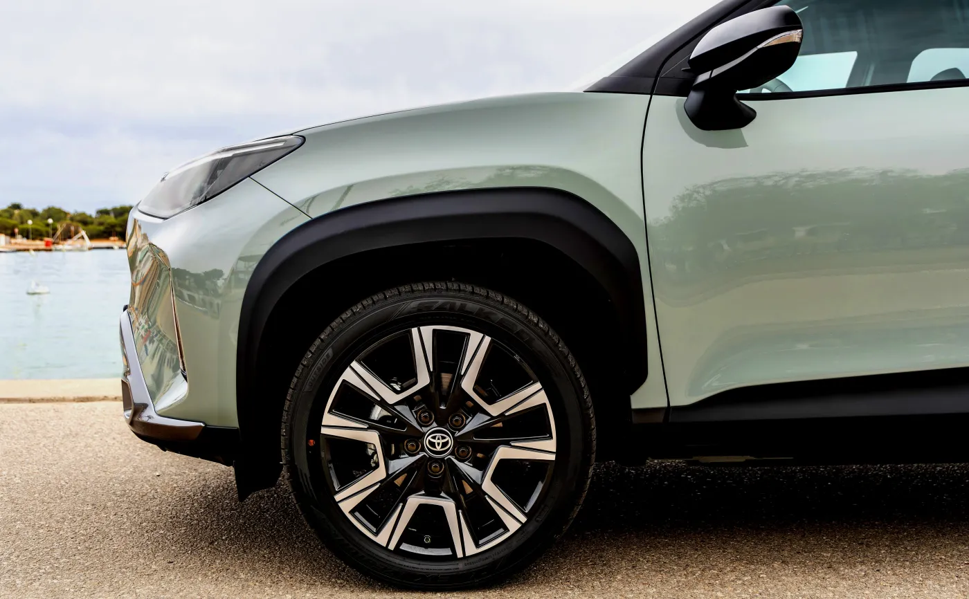 Ma silnik 1.5 i spala 2,73 l na 100 km. Nowa Toyota znika w ciemno. Ile kosztuje?