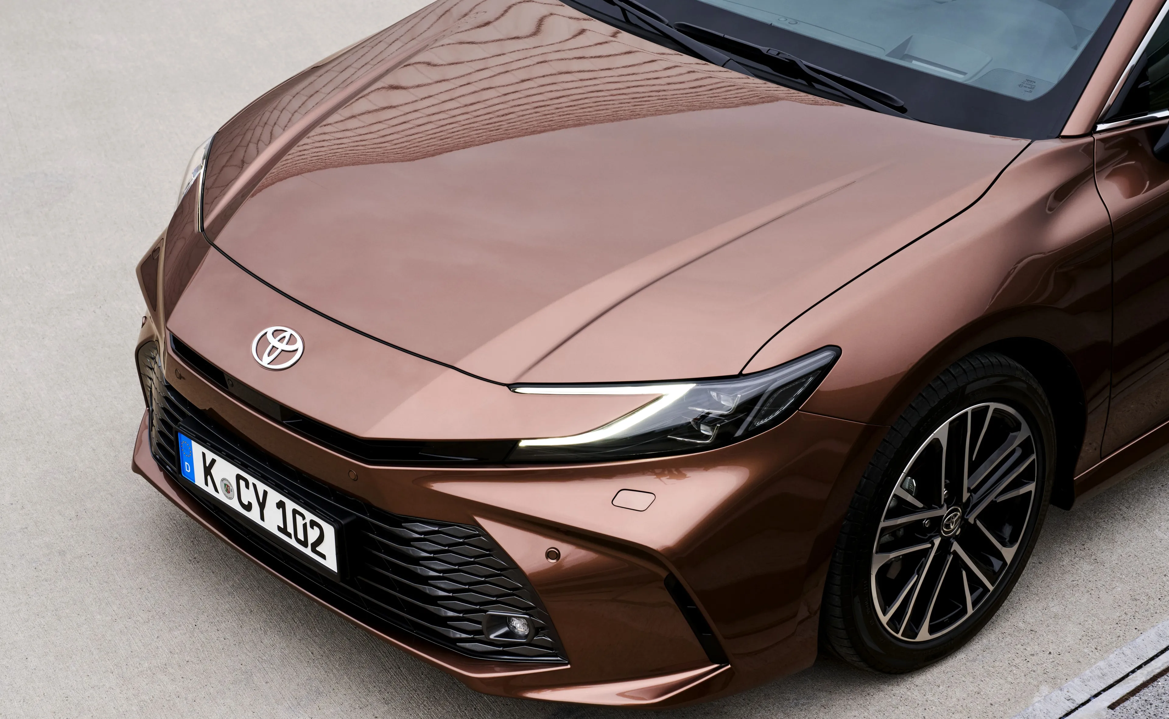 Ma silnik 2.5 i spala 4,8 l na 100 km. Nowa Toyota trzęsie rynkiem. Jaka cena?