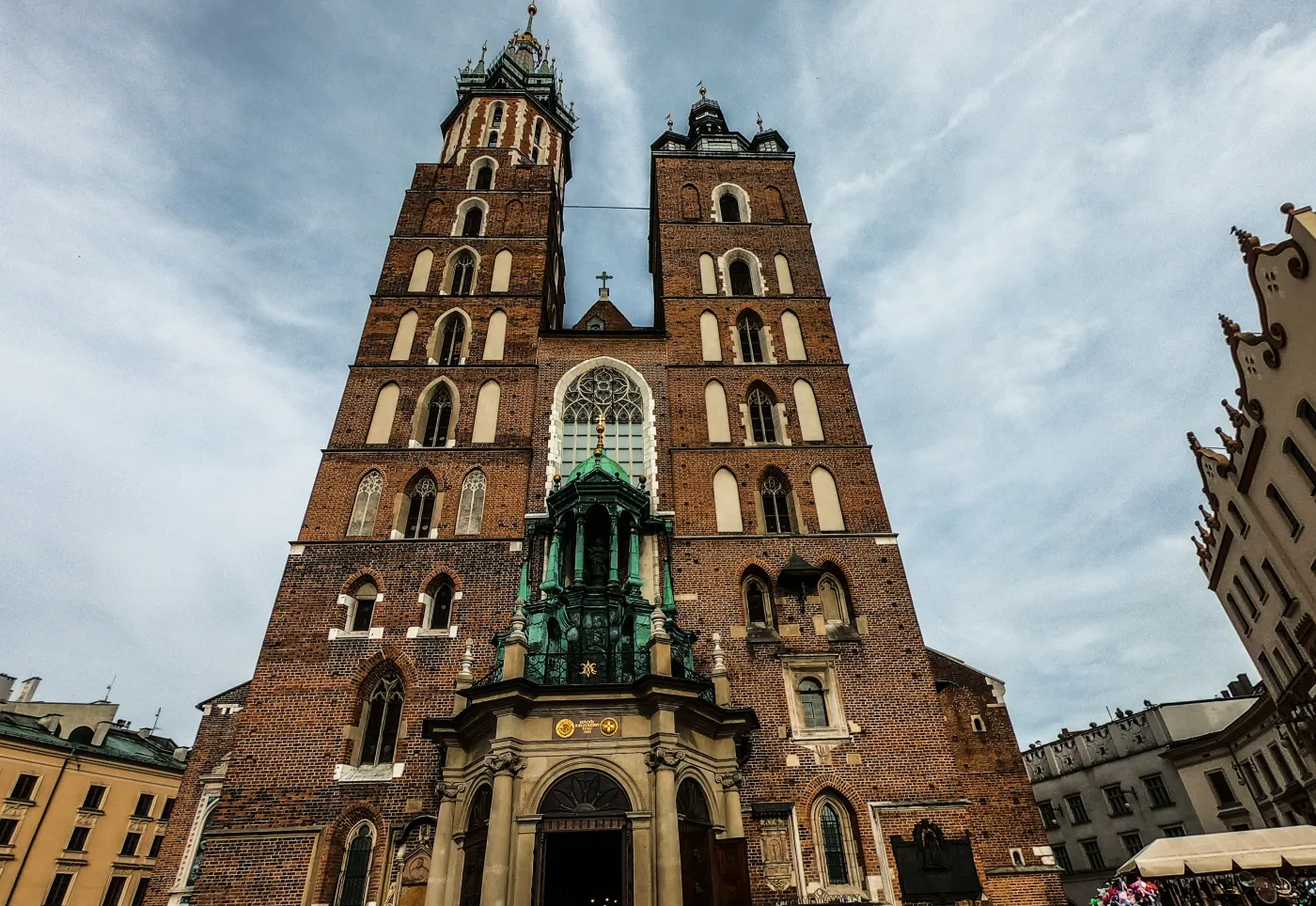 Niemiecki turysta oburzony po wizycie w Bazylice Mariackiej w Krakowie. "Bulwersujące zachowanie"