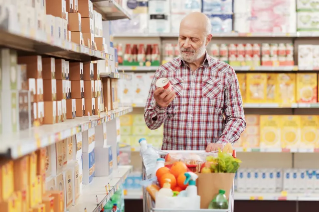 Tańsze zakupy dla seniorów. Zniżki w Lidlu, Carrefourze, Auchan, Kauflandzie i innych marketach. Mało kto o nich wie