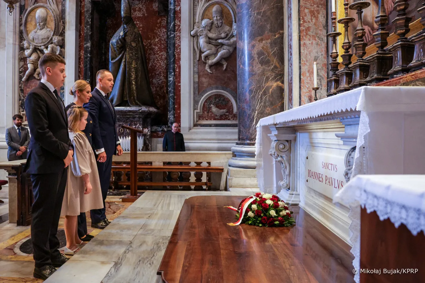 Para prezydencka w Watykanie. Złożyli kwiaty na grobie Jana Pawła II