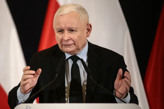 Kaczyński nie wytrzymał po expose Sikorskiego. "Oderwani czy zakłamani?"