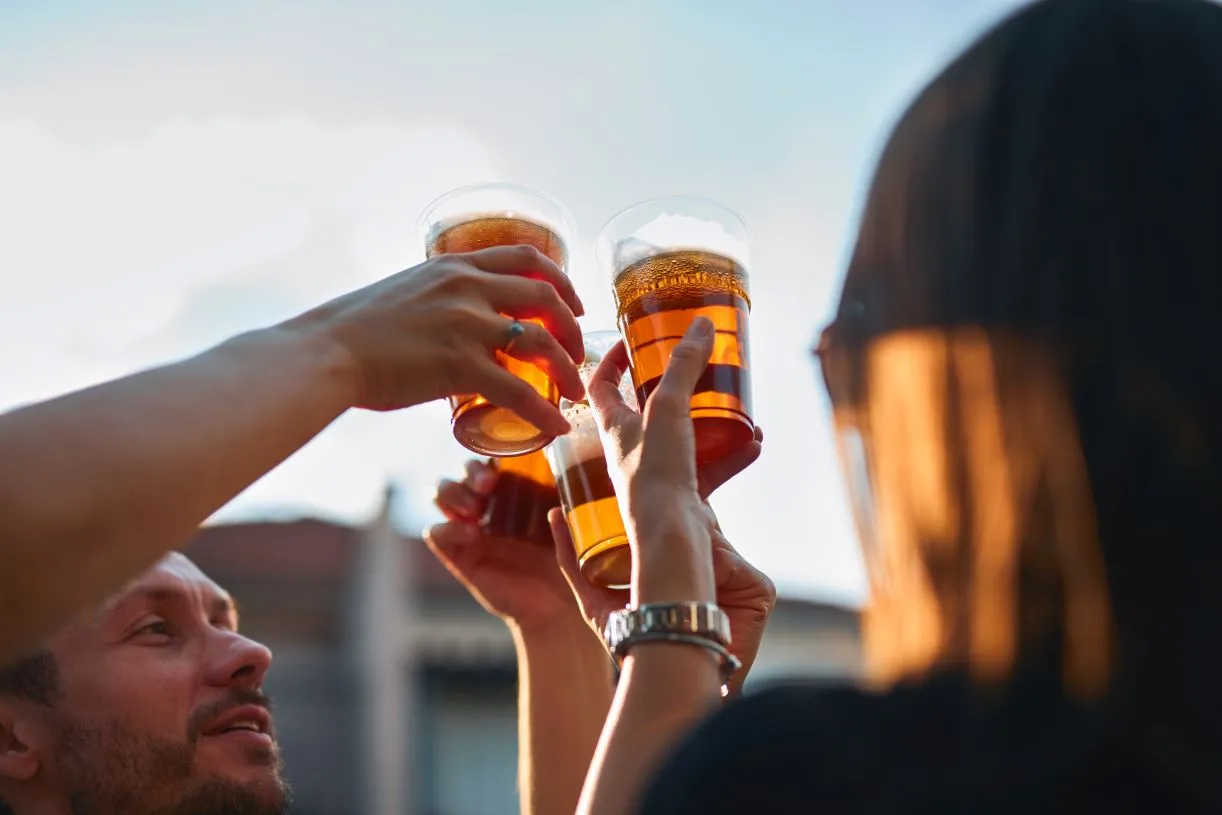 Większość spraw dot. nielegalnych reklam alkoholu jest umarzana. Ekspertka nie pozostawia złudzeń