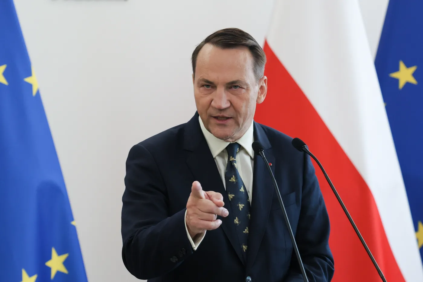 Hołownia wstrzymał budowę hotelu dla posłów. Sikorski życzy Czarzastemu "odwagi"