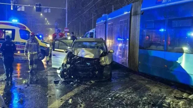 Szokujący finał pościgu za porywaczami. Samochód uderzył w tramwaj, zginął człowiek w bagażniku