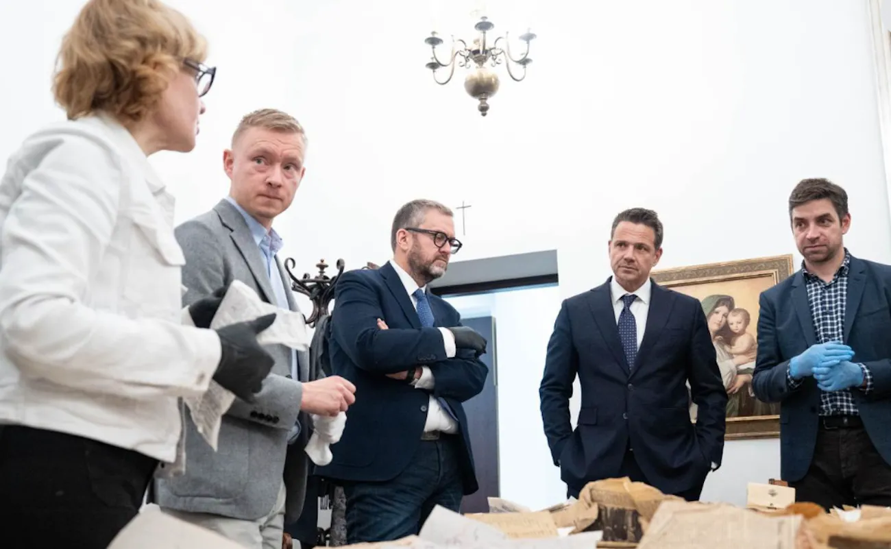 Sensacyjne znalezisko w warszawskiej kamienicy. Bezcenne dokumenty AK i dziennik tajemniczej kobiety