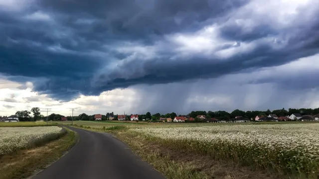 IMGW bije na alarm. Gwałtowne burze, grad i wiatr do 85 km/h. Gdzie będzie najgorzej?