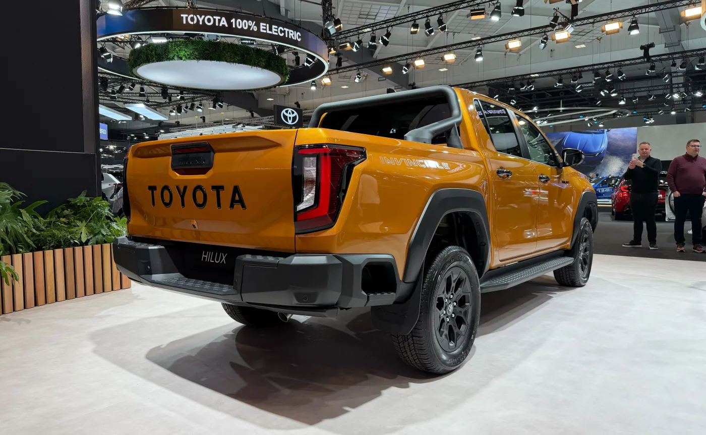 nowa-toyota-hilux-39002745.jpg
