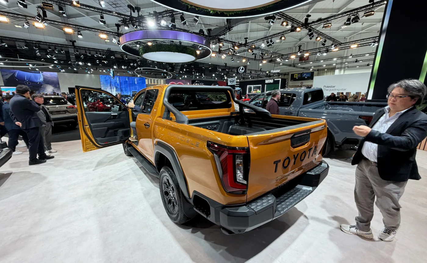 nowa-toyota-hilux-39002747.jpg