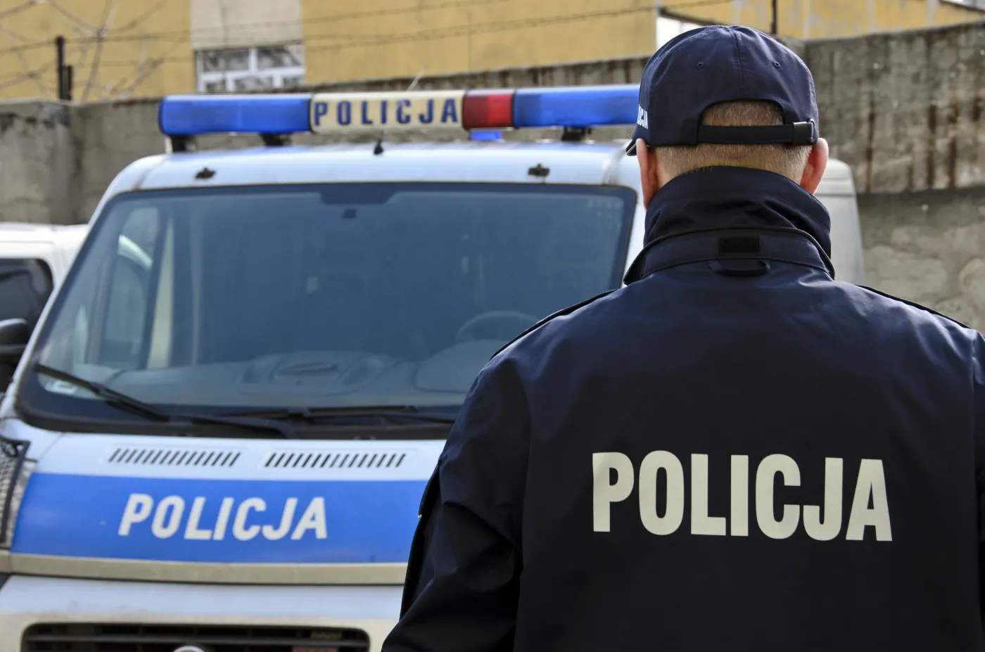 Prowadziły go na smyczy i brutalnie pobiły. Nagranie odnaleziono po latach