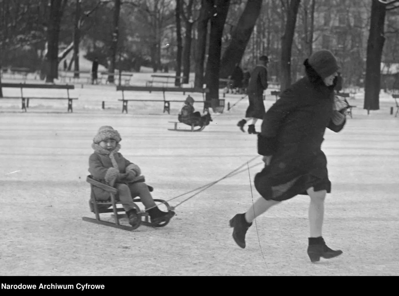 Tak w PRL-u wyglądały ferie zimowe. Kuligi, jazda na nartach bez wyciągów, ortalionowe kurtki
