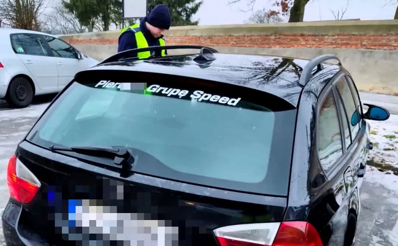 Naklejka na szybie BMW nie spodobała się policjantom