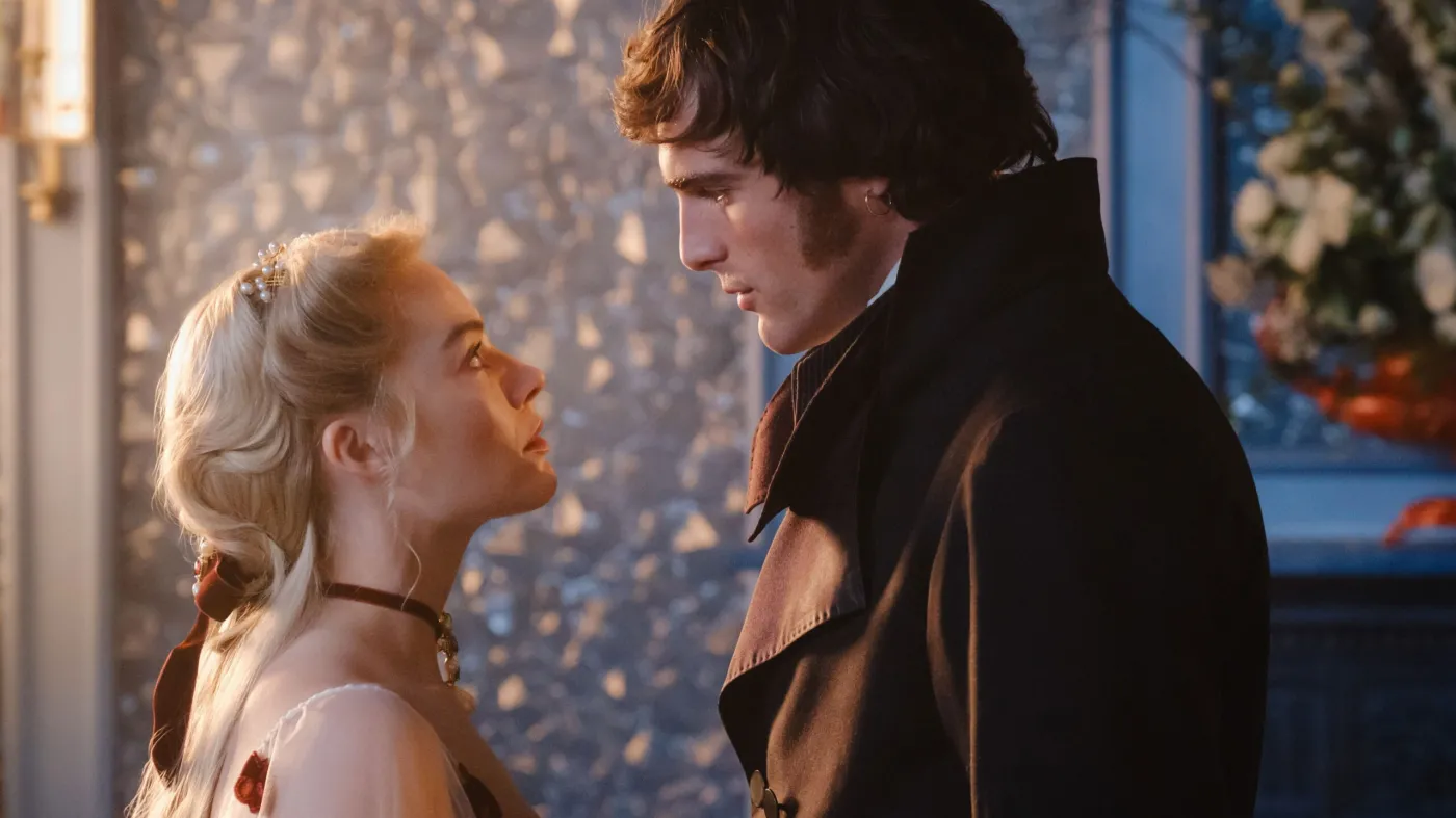 Margot Robbie i Jacob Elordi w filmie "Wichrowe Wzgórza"