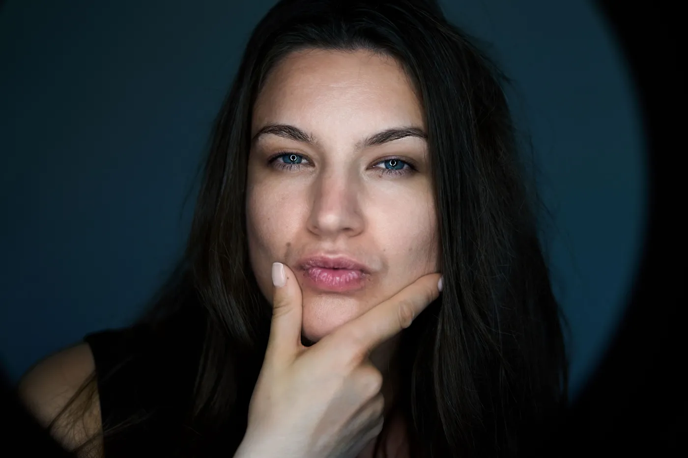 Quizowiczka zastanawia się nad poprawną odpowiedzią