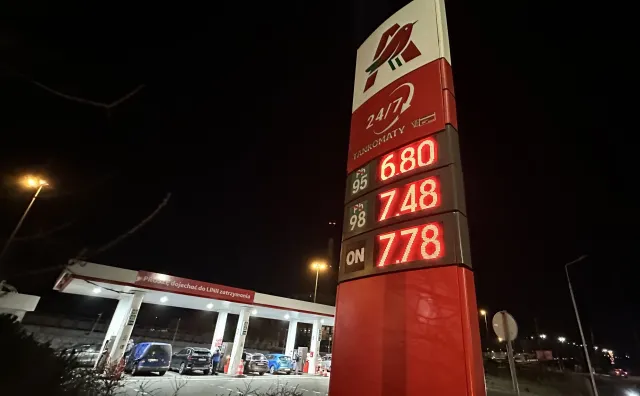 Sobota: Wielkie tankowanie za 6,80 zł. Na tych stacjach benzyna 95 jest najtańsza [LISTA]