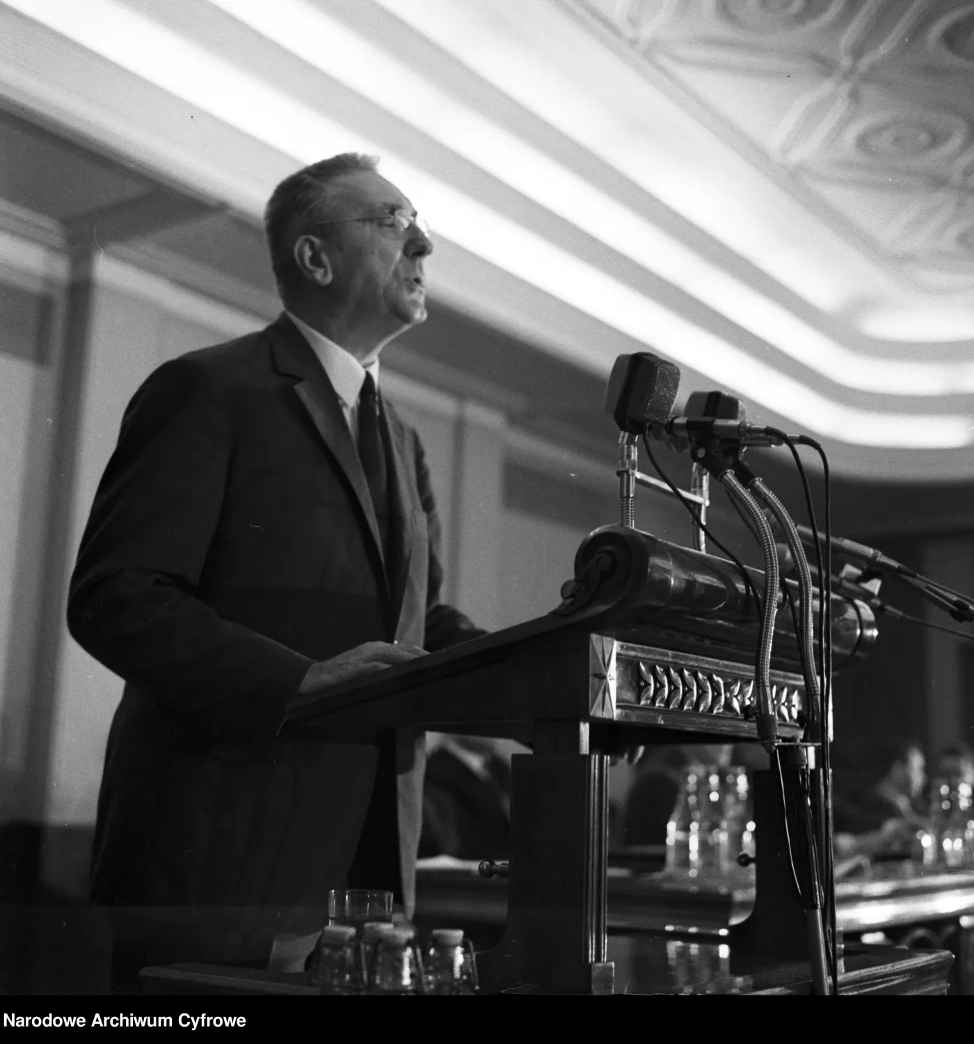 Edward Gierek podczas przemówienia na sali obrad w budynku KC PZPR.
