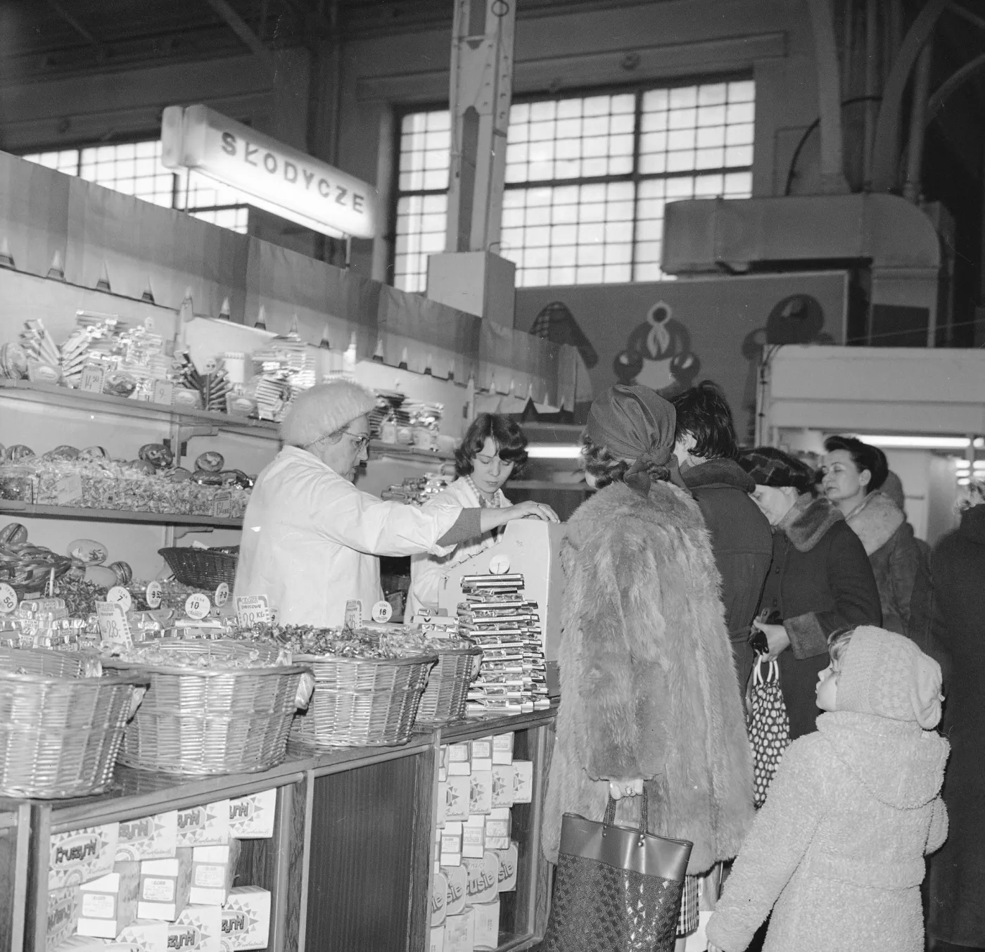 Tylko ci, którzy stali w kolejkach, zdobędą 13/15. QUIZ o zakupach w PRL