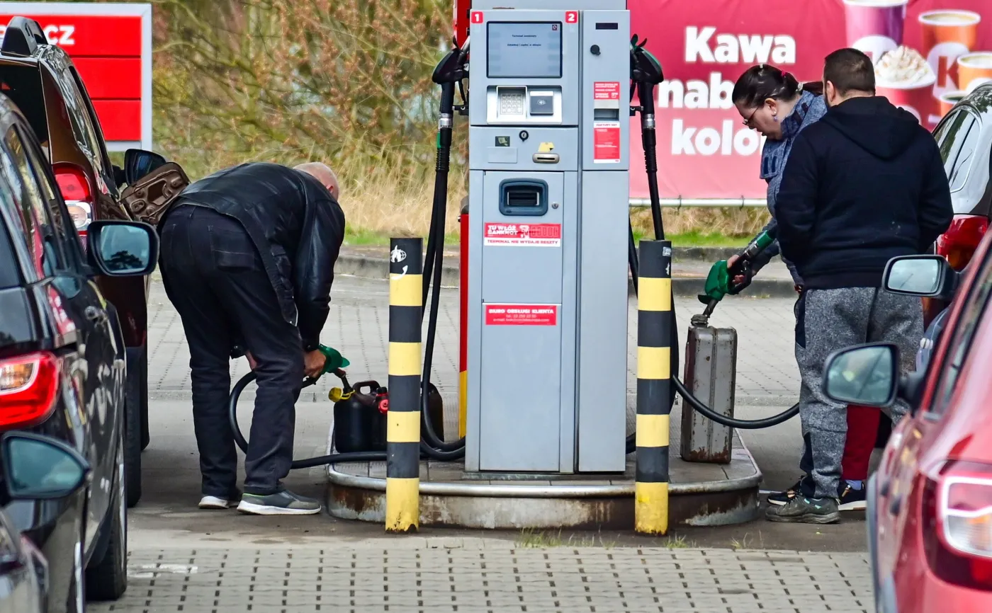 Paliwo tanieje, kierowcy tankują na zapas do kanistrów