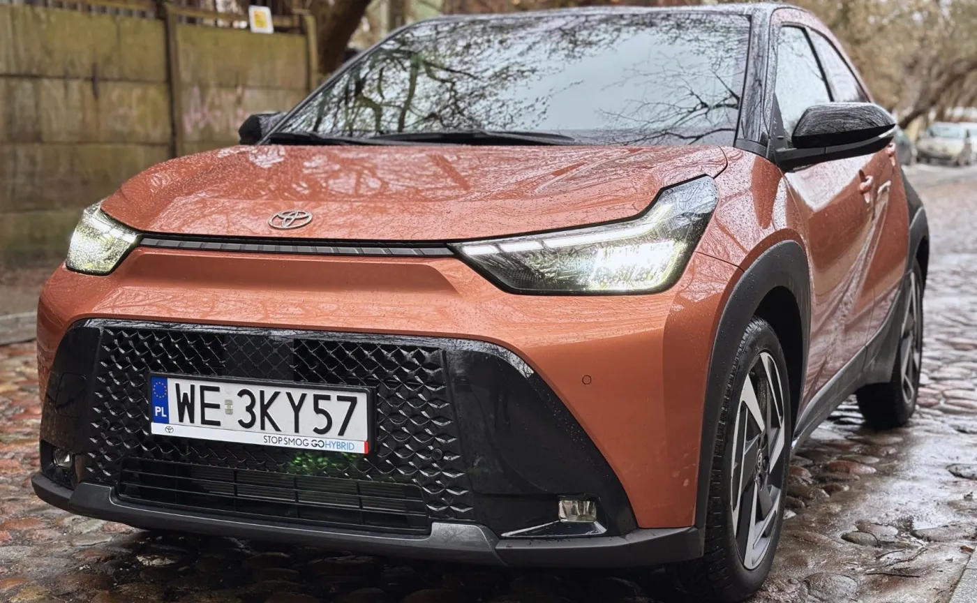 Najtańsza hybryda Toyoty w końcu ma moc. Przeszczep z Yarisa zmienia wszystko