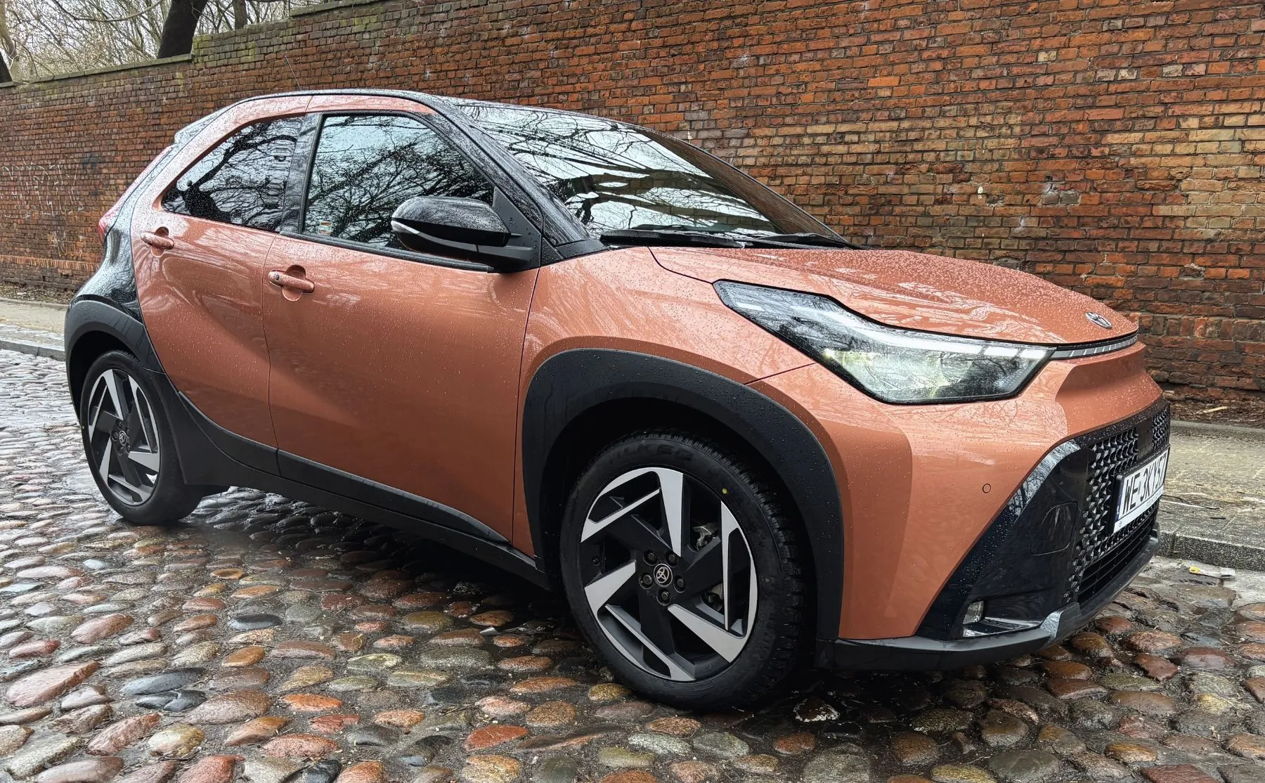 Najtańsza Toyota w końcu ma moc. Nowy silnik 1.5 zmienia wszystko. Cena?