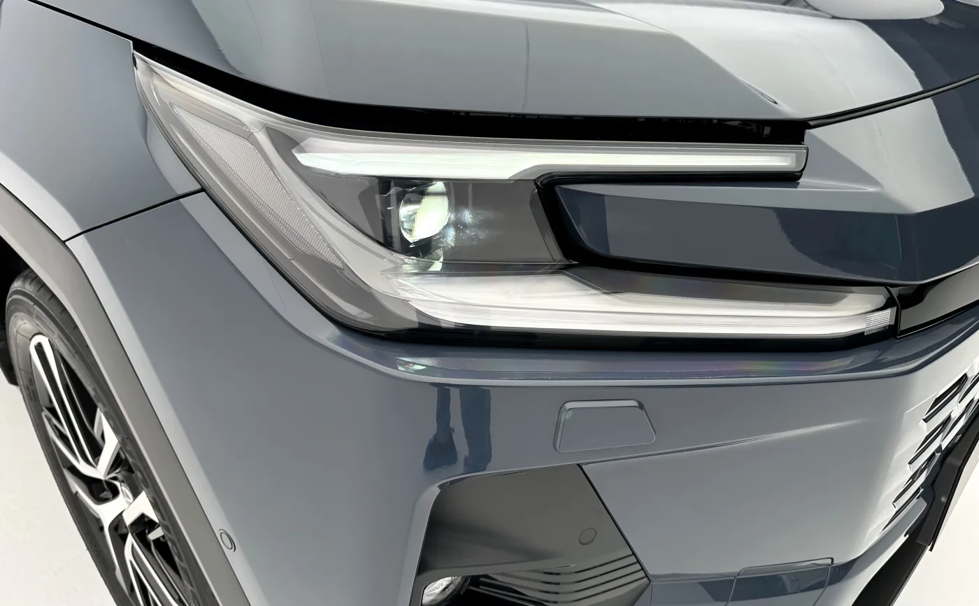 Nowa Toyota RAV4 reflektor
