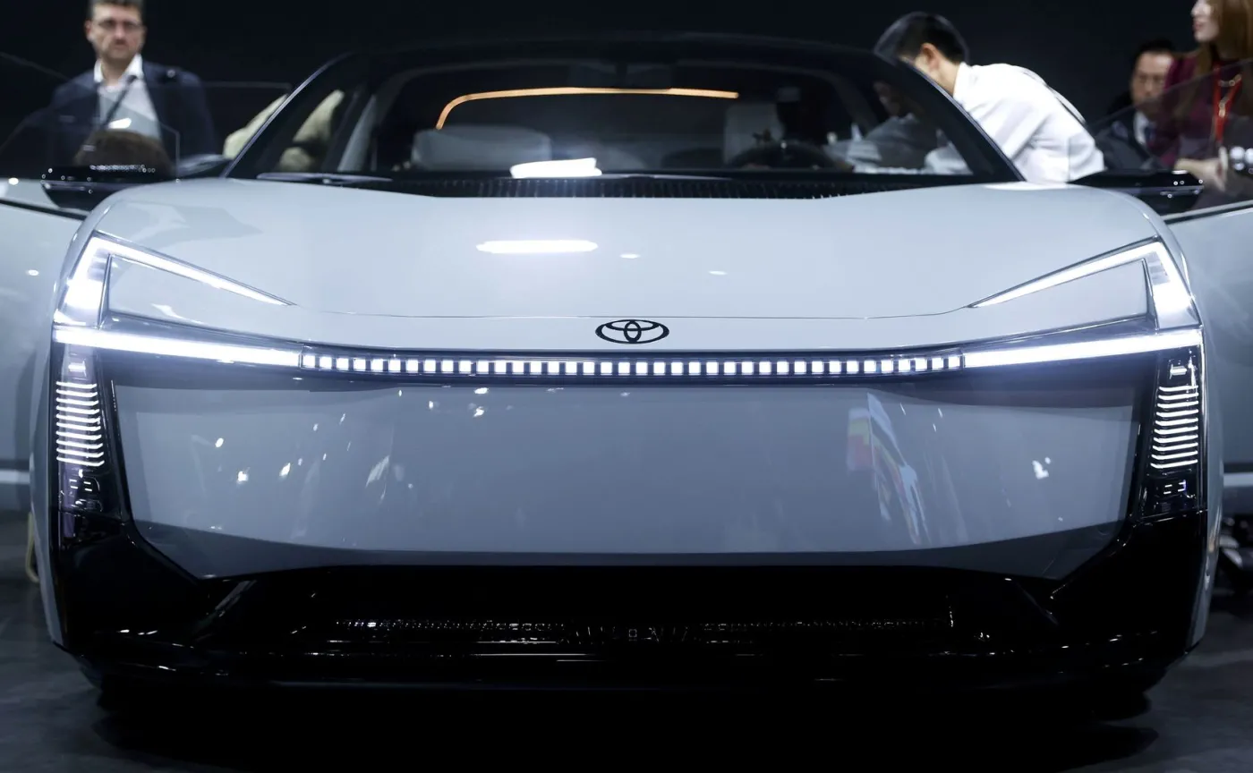 Nowa Toyota Corolla widok z przodu. Widoczny futurystyczny pas świateł LED, logo marki na masce oraz nowoczesna, opływowa sylwetka nadwozia