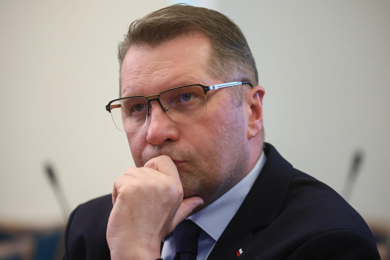 Miał demontować, ale zostawia. Zaskakujący warunek Czarnka w sprawie paneli na własnym domu