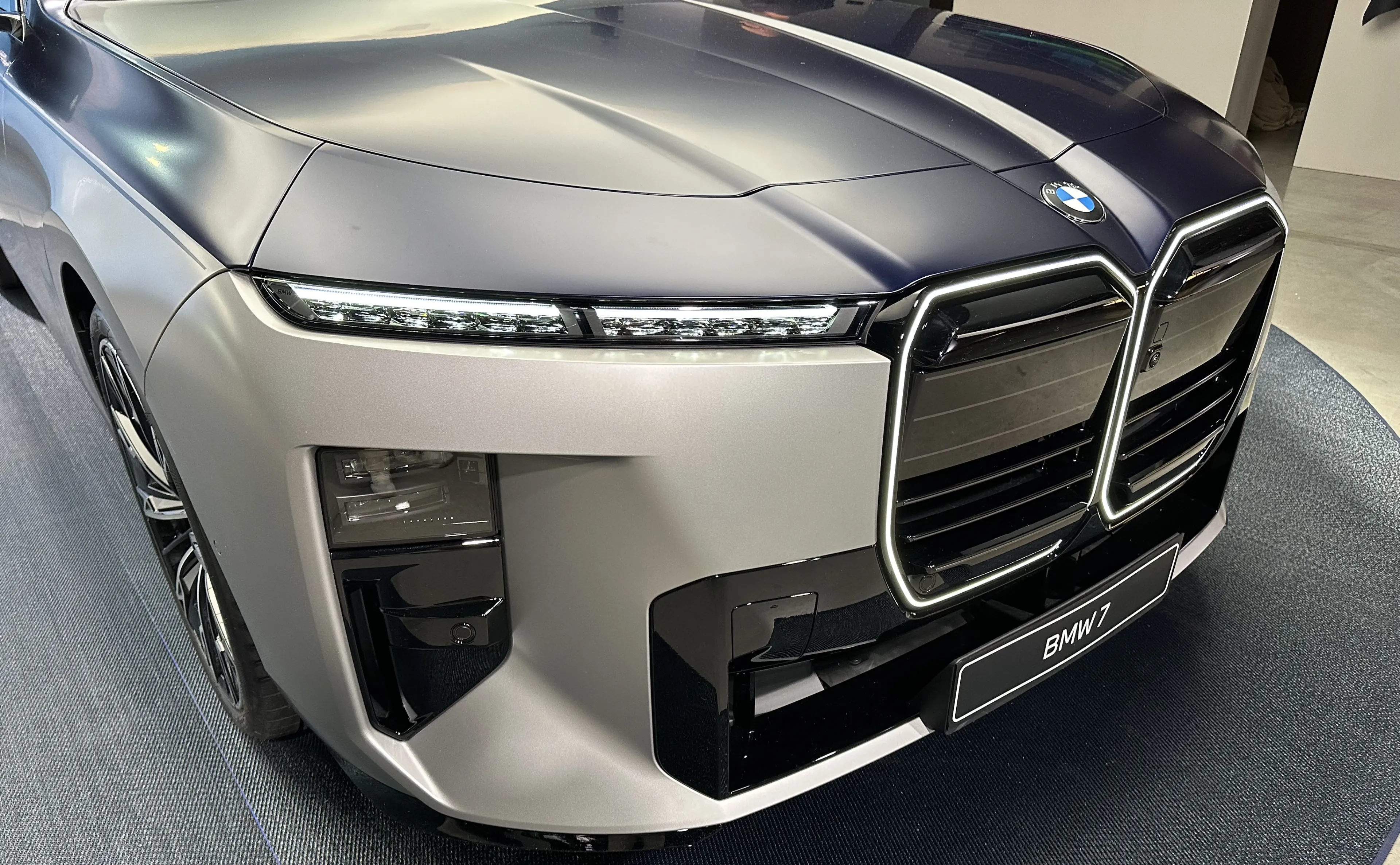 Widziałem nowe BMW na żywo. Szczerze? Już wiem, czemu Polacy kupują je w ciemno. Wielki powrót silnika V8