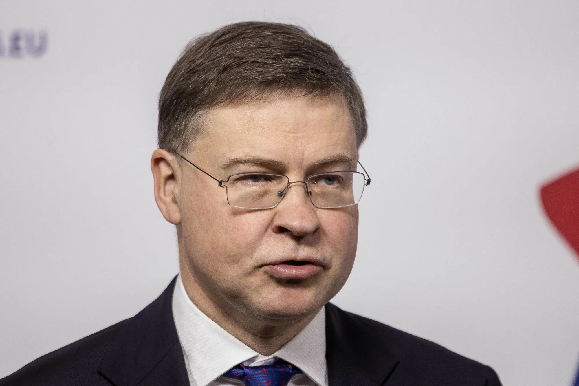 Komisarz UE: Rosja zyskuje na wojnie w Iranie