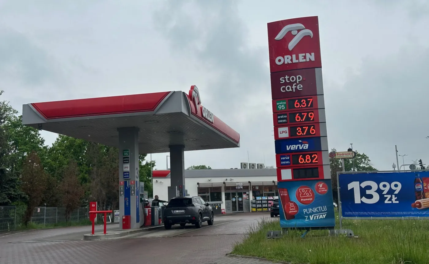 Pylon cenowy na stacji Orlen w połowie maja. Widoczne ceny paliw: benzyna 95 za 6,37 zł/l, diesel Efecta za 6,79 zł/l, LPG za 3,76 zł/l oraz Verva diesel za 6,82 zł/l